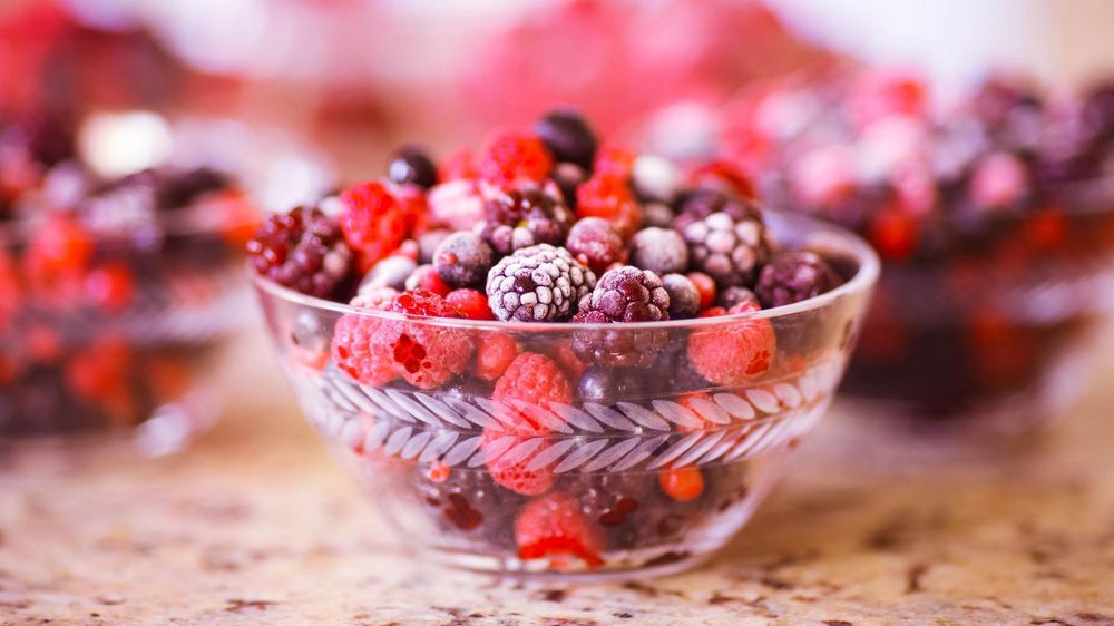 Con frutos rojos congelados y kéfir puedes hacer un postre delicioso.