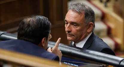 El diputado de Sumar e IU, Enrique Santiago, habla con el ministro de Exteriores, José Manuel Albares en el Congreso. EUROPA PRESS