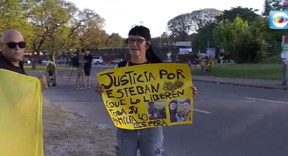 Algunos de los carteles de los familiares de los hinchas detenidos