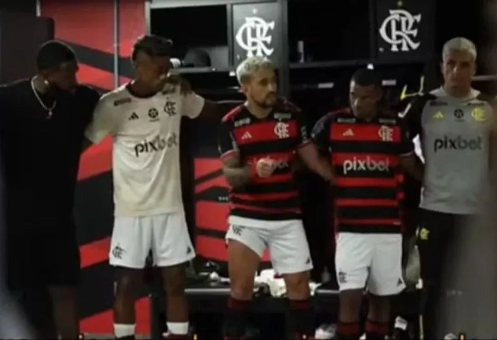 Giorgian De Arrascaeta en la arenga previa a sus compañeros, en el clásico entre Flamengo y Fluminense