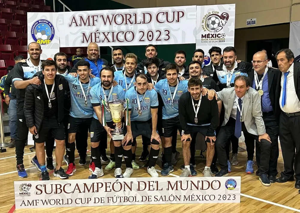 La selección uruguaya de futsal con el trofeo de vicecampeón del Mundial de México 2023