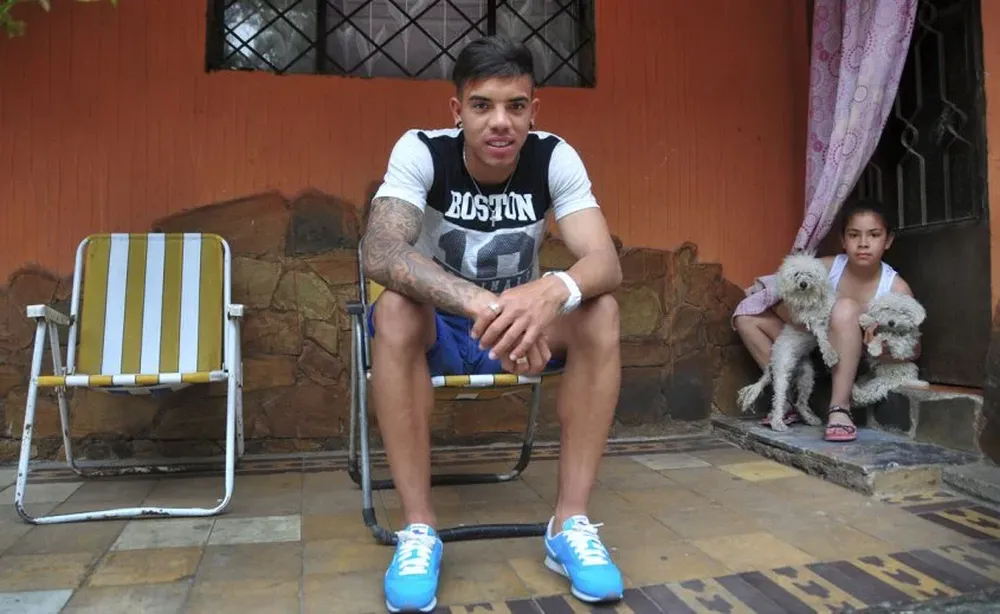 David Terans en su hogar con su hermana menor