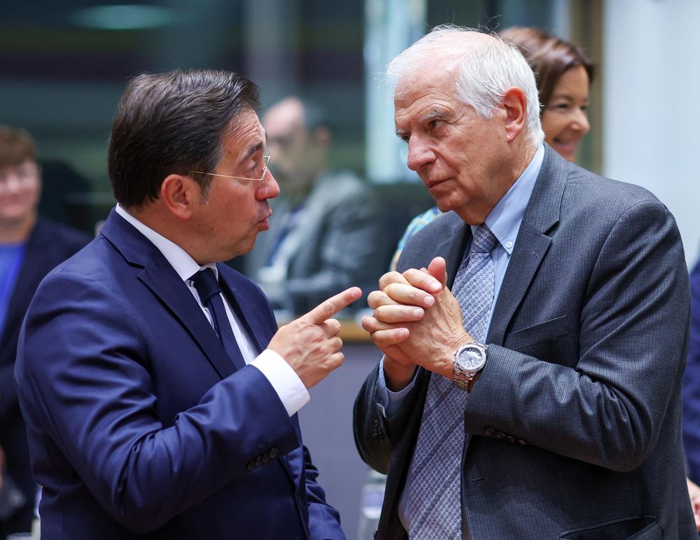El ministro español de Asuntos Exteriores, José Manuel Albares, y el responsable de la diplomacia europea, Josep Borrell, en una reunión de ministros del área en Bruselas. EFE