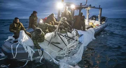 Buques y buzos estadounidenses siguen buscando restos del globo frente a la costa de Carolina del Sur