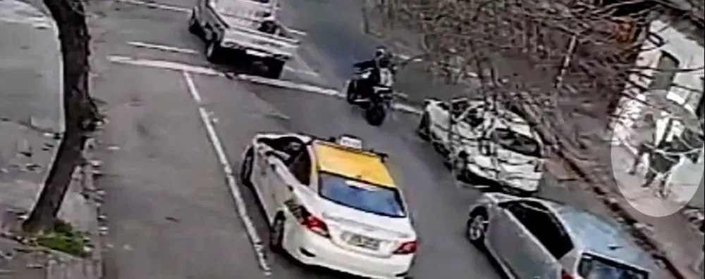 Momento en el que el agresor ataca a la víctima en la parada del barrio Aguada