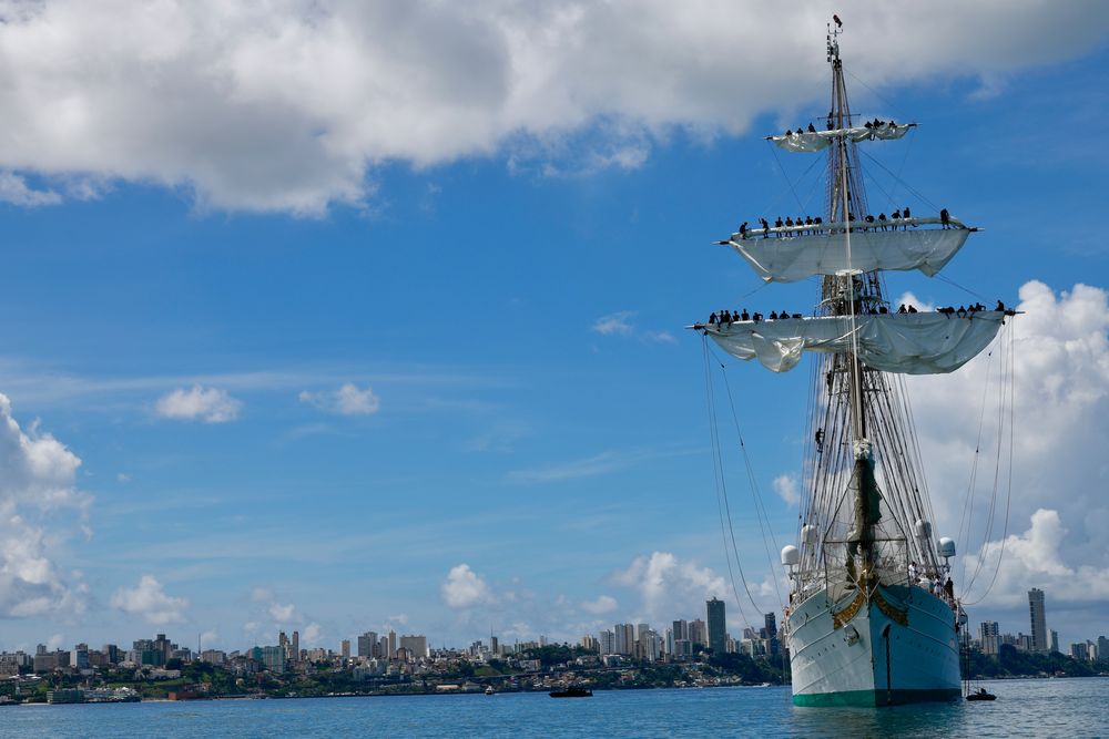 El buque escuela Juan Sebastián de Elcano, en el que viaja la princesa Leonor, llega al puerto de Salvador de Bahía en su primera escala, este jueves.