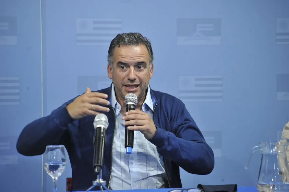 Yamandú Orsi volvió a cuestionar la concesión a Katoen Natie, tras haber instalado el tema el pasado 7 de marzo mediante una misiva al gobierno