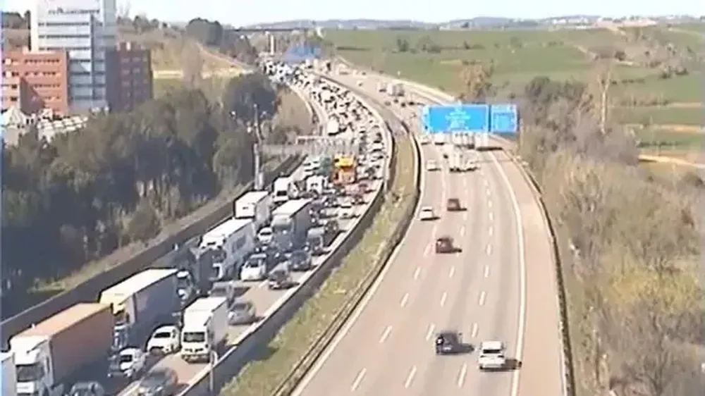 Kilómetros de colas acumulados en diversos tramos de la AP-7 en Tarragona y Barcelona.