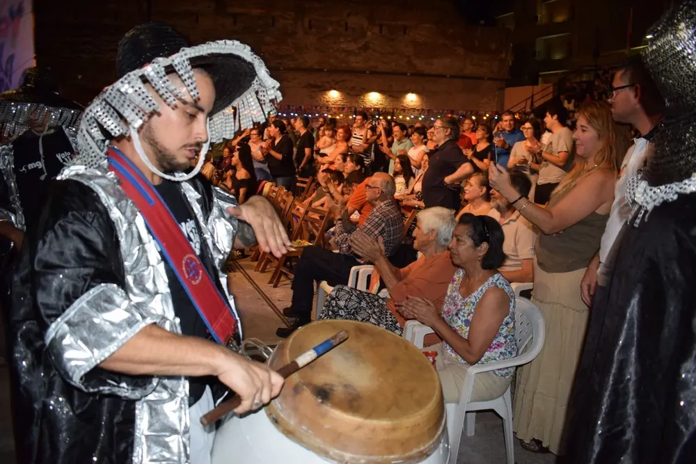 La comparsa Valores en el cierre de su espectáculo en el tablado del Museo del Carnaval.