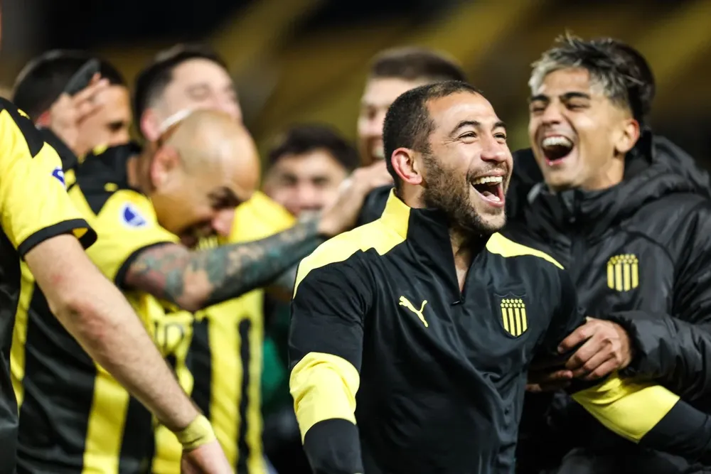 Walter Gargano celebra al final del clásico el pasaje a cuartos de final de la Copa Sudamericana