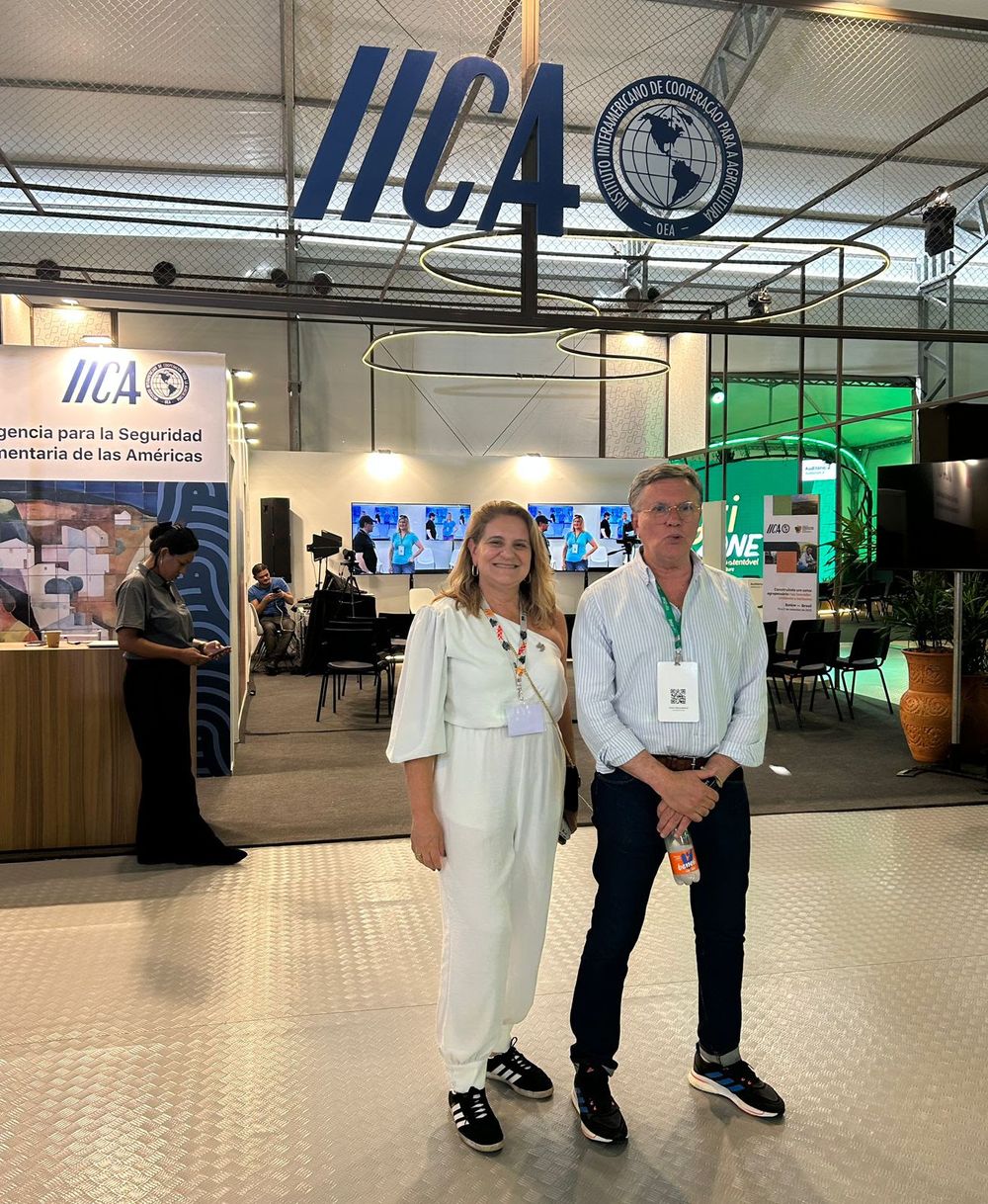 Silvia Massruh&aacute;, presidenta de EMBRAPA y Manuel Otero, Director General del IICA, en el pabell&oacute;n del IICA en Bel&eacute;m do Par&aacute;.