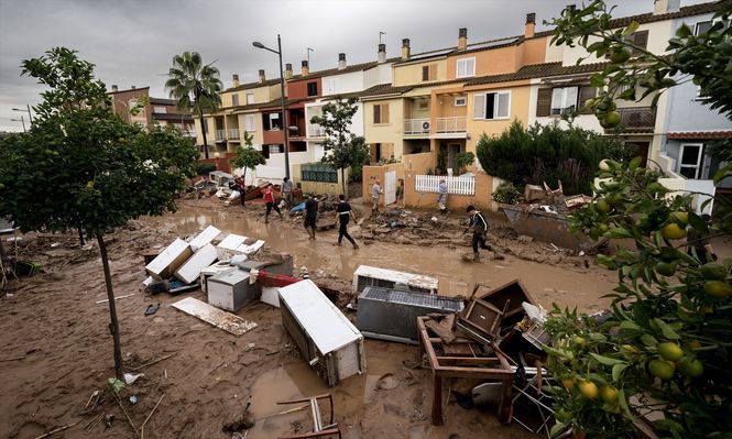 Voluntarios limpian la zona afectada por la DANA. EUROPA PRESS