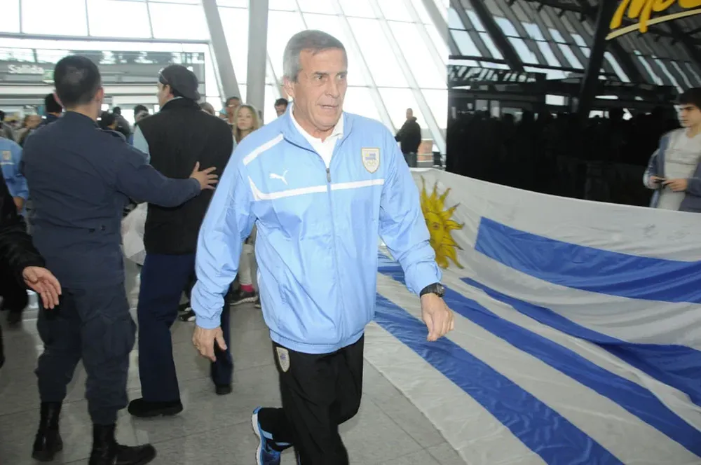 Tabárez no confirmó el equipo, pero lo paró el domingo de mañana