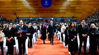 El rey Felipe y la reina Letizia durante el funeral que se celebra este jueves en Huelva para acompañar a los familiares de las 45 víctimas mortales del accidente ferroviario de Adamuz. EFE.