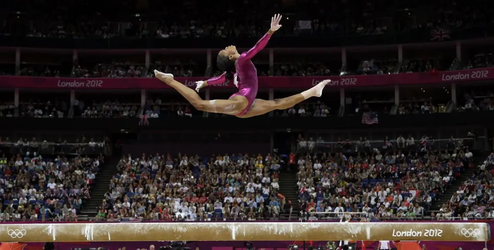 Gabrielle Douglas y su momento histórico encima de la barra de equilibrio