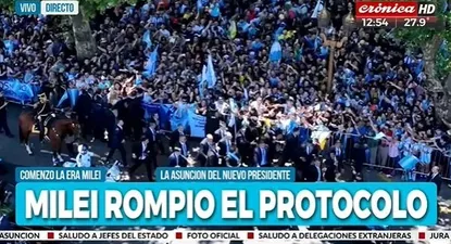 Milei sale del auto en el que iba a Casa Rosada y saluda a la población