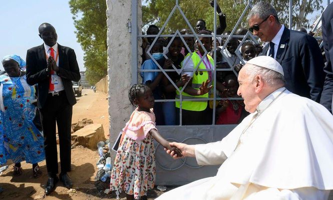 El Papa saluda a una niña en el sur de Sudán, África.