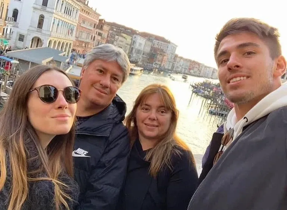 Edgar Elizalde junto a su familia en Italia