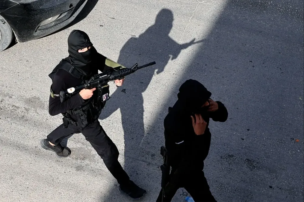 Soldados palestinos se dirigen al funeral del joven asesinado