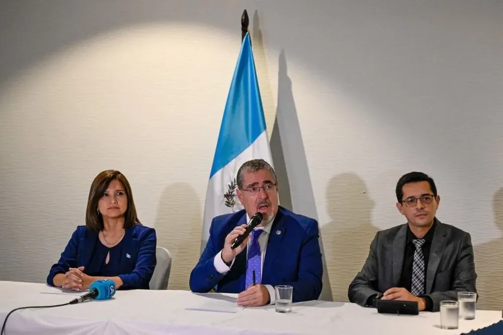 El presidente electo Bernardo Arévalo (centro), su compañera de fórmula, Karin Herrera, y el abogado del partido Semilla, Juan Guerrero, exigieron las renuncias de la fiscal general Consuelo Porras, del fiscal Rafael Curruchiche y del juez Fredy Orellana por orquestar un presunto plan golpista