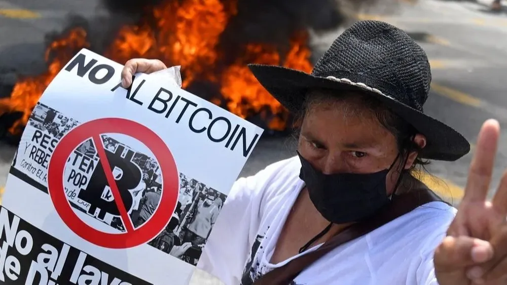Los manifestantes mostraron su oposición a la adopción del bitcoin