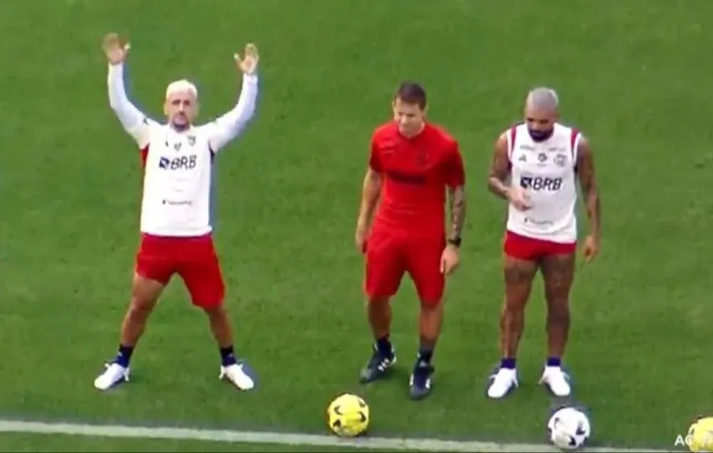 Giorgian De Arrascaeta reacciona cuando ve que lo filman desde un helicóptero