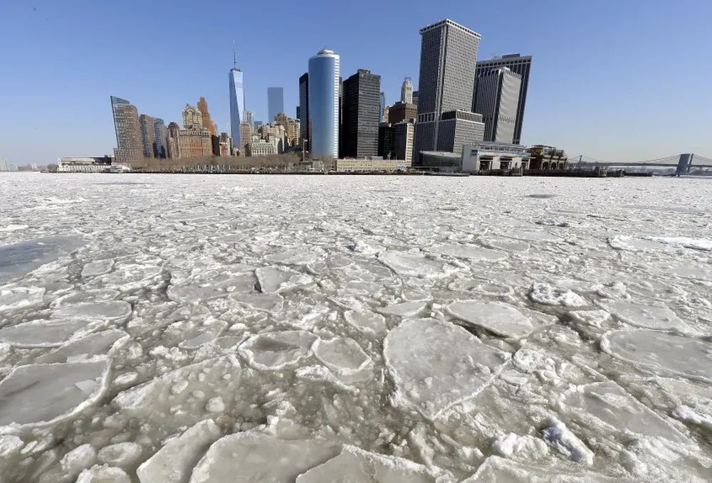 Una vista de Manhattan, tomada desde Staten Island y con el río Hudson congelado de por medio.