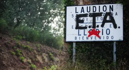 Un graffiti a favor del grupo armado vasco ETA cubre un letrero que da la bienvenida a los visitantes del pueblo vasco del norte de España, Llodio
