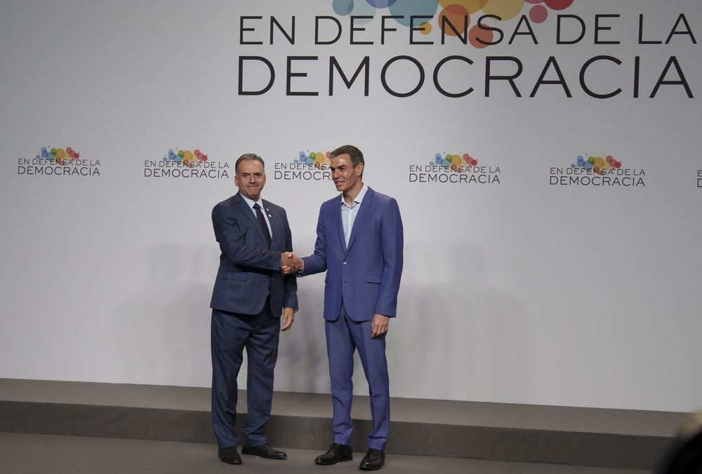 Cumbre en Defensa de la Democracia Yamandú Orsi Pedro Sánchez 2