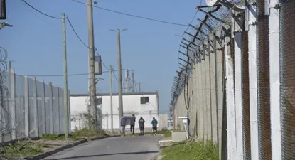 se registro primer caso de covid en una carcel: hay 70 reclusos y 10 policias en cuarentena