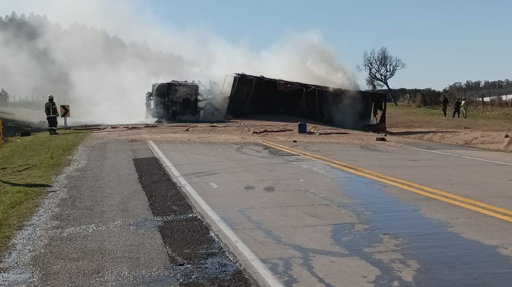 Así quedó el camión con soja que chocó en Río Negro