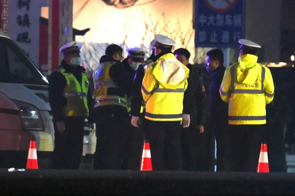 La zona cercana a la escuela estaba acordonada, con más de una docena de policías patrullando.