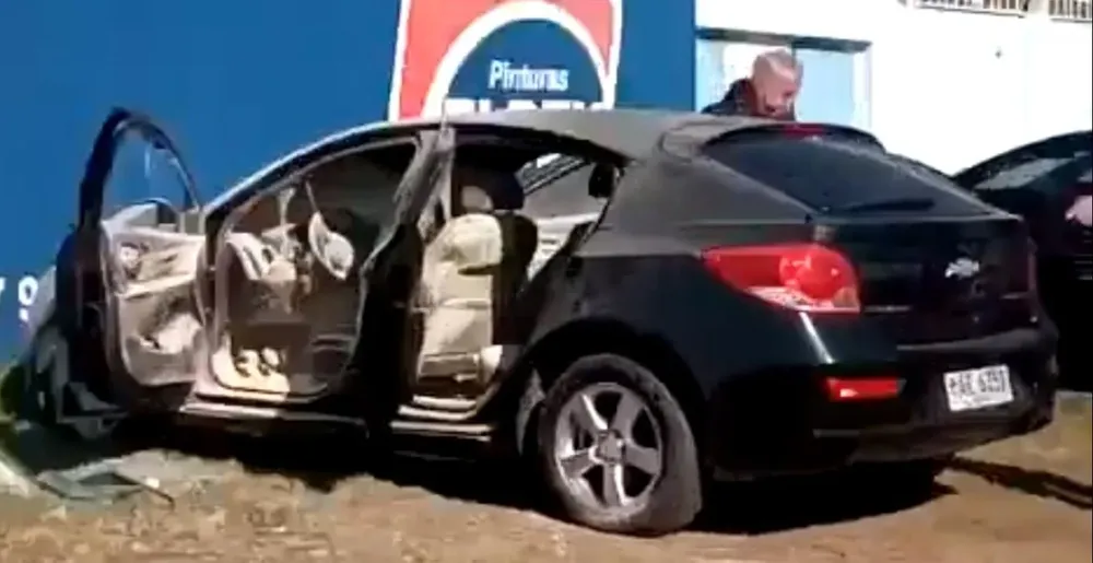 Así quedó el automóvil particular de Daniel Enríquez, incendiado en la puerta el Tróccoli