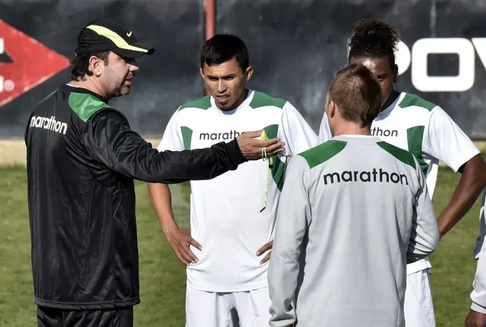 Baldivieso da indicaciones en el primer entrenamiento de Bolivia para las Eliminatorias