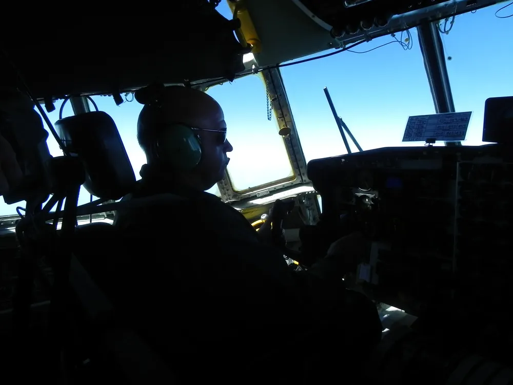 El piloto del Hércules, el coronel aviador Luis de León