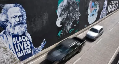 el grafiti de marx y el debate politico que desato