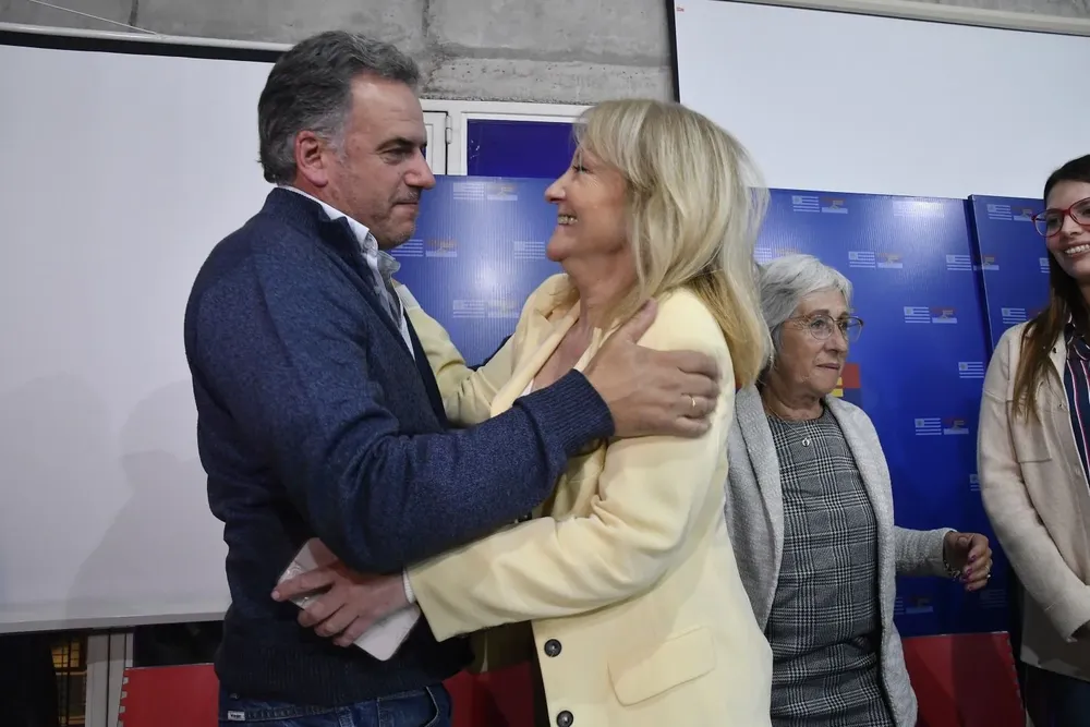 Yamandú Orsi junto con Carolina Cosse - Archivo.