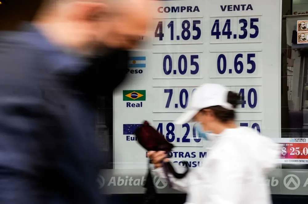 En Brasil el dólar caía 0,51% y se negociaba a 5,41 reales por unidad.