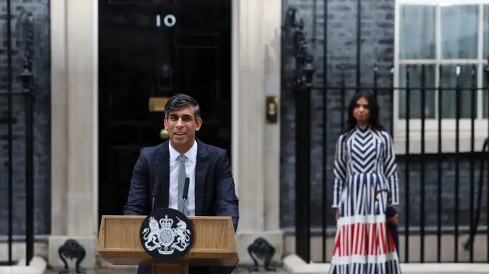 El saliente primer ministro, Rishi Sunak, acompañado de su mujer, Akshata Murty, comunica su marcha del Ejecutivo británico a las puertas del 10 de Downing Street.