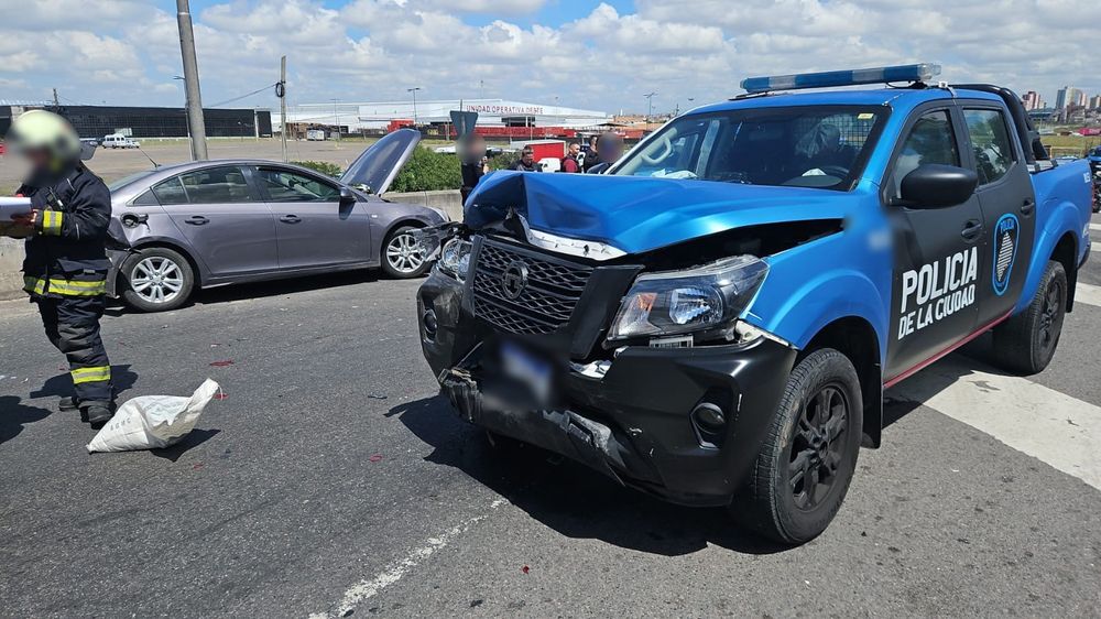 La persecución terminó cuando el Chevrolet Cruze fue colisionando por un móvil policial.