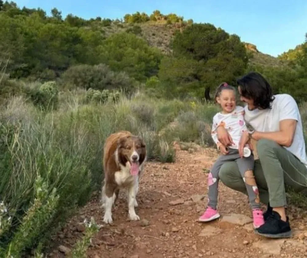 Edinson Cavani con su hija India disfrutando de las montañas cercanas a Valencia