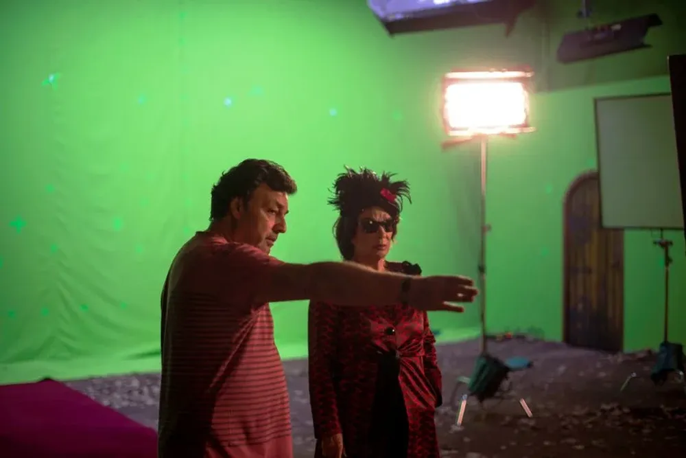 Carnevale le brinda indicaciones a la actriz Norma Aleandro en el rodaje de El espejo de los otros