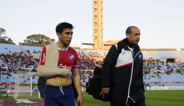 Jorge Fucile salió lesionado del hombro