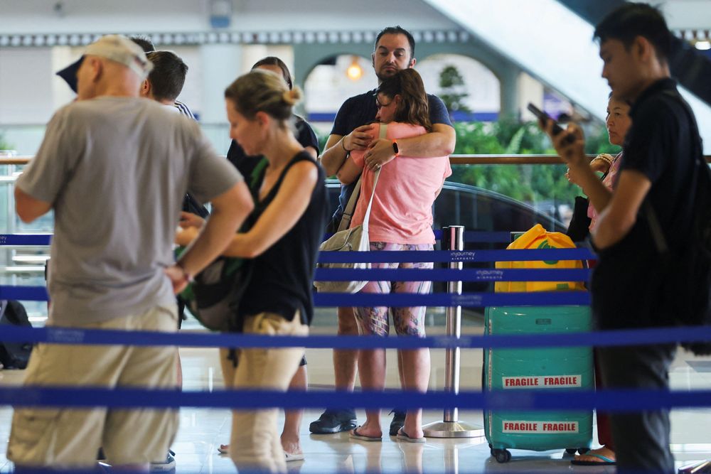 La cancelación de vuelos hacia y desde Medio Oriente ha dejado varados a miles de pasajeros en aeropuertos alrededor de todo el mundo.
