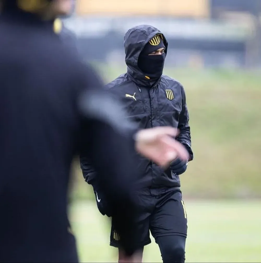 Matías Arezo se abrigó con todo en la práctica de Peñarol