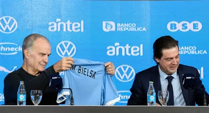 Bielsa con la celeste en la presentación del técnico, que estuvo a cargo de Alonso en mayo de 2023
