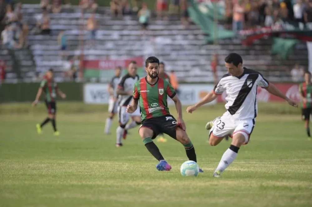 Leandro Fernández intenta jugar la pelota