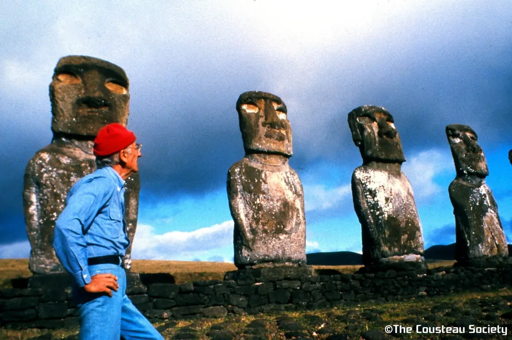 En 1976, el comandante JacquesCosteau visitó esta isla polinesia situada a 3.500 kilómetros del Chile continental y conocida mundialmente por sus moais, las gigantescas estatuas que circundan toda la costa