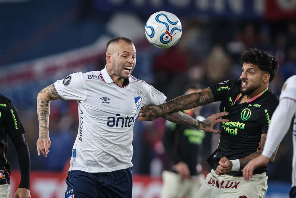 Nicolás López de Nacional ante Universitario por Copa Libertadores