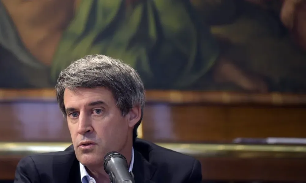 Además de devaluar 40% la moneda, el ministro Prat Gay deberá hacer frente aun tarifazo